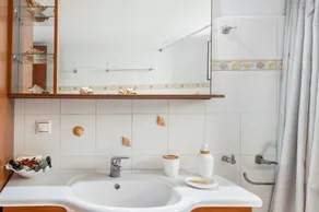 Apartment \"Anna House\" with Sea View, Garden & Wi-Fi - Image 4