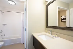 Hearing Accessible Queen Studio | Tillgång till pool + GRATIS daglig frukost ingår - Image 3
