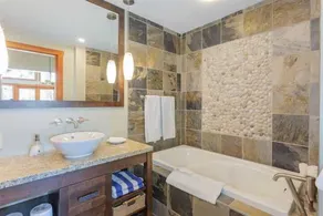 Waterfront Cottage - Mayne Island Resort - Image 5