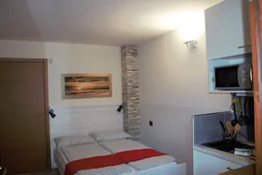 villatrecariole för 2 med pool och utsikt över bergen och sjön - Image 4