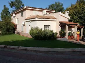 Villa surrounded by greenery - Image 5