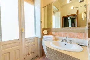 Holiday Home 'Casa Neathon' with Wi-Fi, Terrace & Balcony - Image 5