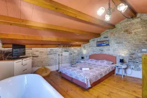 Villa with terrace and pool - Image 4