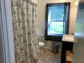 Secluded, Charming and Unique! Spacious Apartment EXCELLENT Central Location - Image 3