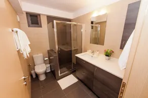 NN’s Elegant & Cozy House, near the Beach & Athens Airport - Image 4