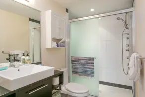 Gorgeous Water View Unit in Downtown Vancouver - Image 5