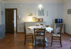 Il Pino, quiet apartment with delightful view over the garden and swimming pool - Image 5