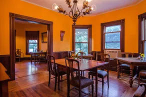 A cozy 2nd Floor Queen B&B guestroom in Downtown Shelburne - Delicious Breakfasts! TRA - Image 2