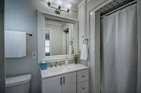 *King* Bed House in the Heart of Jackson - Image 4