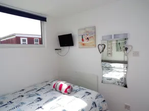 Cosy Cabin near Heacham Beach, Free Parking - Image 5