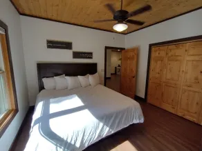 Cozy Cabin on Private Lake! Kayaks, Firepit, Fishing! Relaxing. Pet Friendly. - Image 4