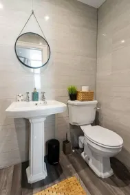 Luxurious 2 Bed Apartment, Free Parking & Netflix - Image 5