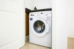 Beautiful Detached House by The Lakes • Driveway Parking • 75'' TV • Snug Room • Yoko Property - Image 3