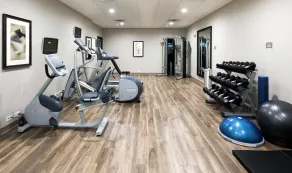 Great Location! Outdoor Pool. Free Breakfast. Gym. - Image 2