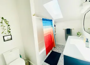 Large Modern House in Hip EastATX w/ Screen Porch, Private Yrd - 7 min to dwntwn - Image 4