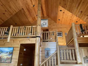 Vackra Wisconsin Lake-front Log Home - Image 2
