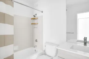 Trendy Streeterville Studio w/ Deck & Pool, close to Beach, by Blueground - Image 3