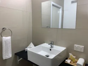 Amazing location Motel room with bathroom, includes wifi, carpark & utilities - Image 2