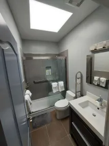 Spacious 3 bdrm, 8 beds, 2 baths w/ full kitchen - Image 3