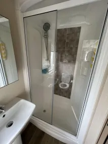 2 Bed Caravan - Sleeps 6 - Parking - Pets - Image 4