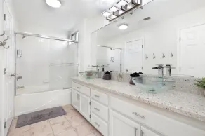Revitalizing 3 Bedroom Home in Bakersfield with Pool and Wi-fi - Image 5