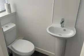 Central 3-Bed Seaside Apartment - Sleeps 5 - Image 5
