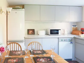 2 bedroom accommodation in Wood Norton - Image 5