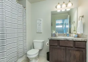 Spacious kitchen suitable for large groups, close to shopping, parks & wineries. - Image 4