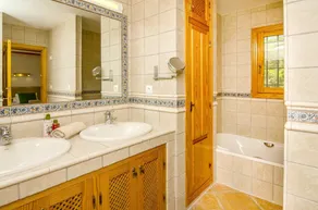 En fantastisk, nyrenoveret og renoveret 4 værelses villa med havudsigt - Image 5