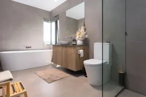 Impressively Spacious Modern & Convenient - Image 4