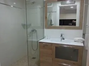 Luxo moderno loft de um quarto em frente ao mar com móveis de alta qualidade - Image 3