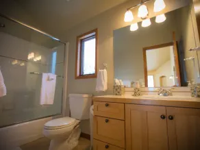 MOUNTAIN FAMILY ESCAPE w Private Creek, HOTTUB. close to local WEDDING venues - Image 2
