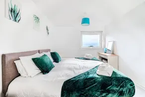 Spacious 3 bed house with on street parking - Image 5