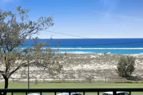 Beachfront Studio with Balcony & Stunning Views - Image 4