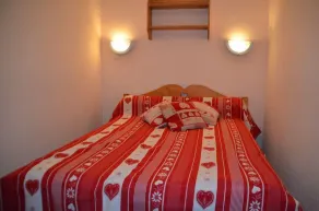 Overfladeareal: ca. 40 m² 1. sal. Orientering: Syd. Bjergudsigt. Stue med sovesofa - Image 5