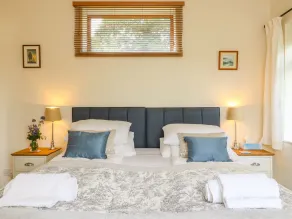 WOODSTOCK COTTAGE, pet friendly, with open fire in Chardstock, Devon - Image 5