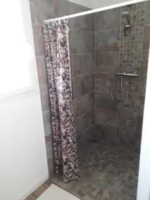 Casa nova em um nível com pátio interior fechado à privacidade - Image 5