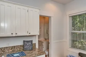Live oak views from this 3 bedroom cottage; 2 golf carts and peaceful screened in porch - Image 3