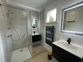 Charming Renovated Home with Private Pond, Terrace, and Modern Amenities Near Beach - Image 2