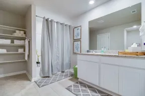 Spacious/open 4 bedroom 3 bath with office - Image 3