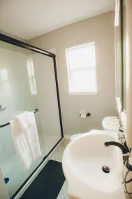 Fully remodeled House | FREE parking | Fast Internet - Image 5