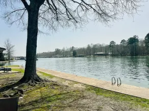 Tranquil Lakeside Country Getaway!- Pet Friendly - Image 2