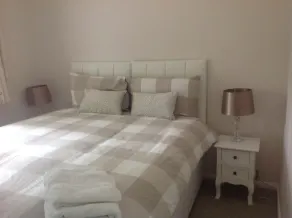 1 bedroom self-contained Annex/apartment near West Byfleet Station - Image 5