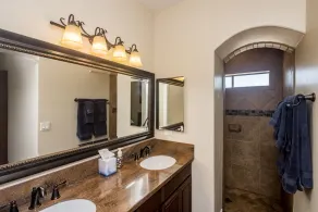 Nouvelle maison de piscine Resort personnalisée avec RV Gar. Tout nouveau intérieur / extérieur. - Image 3