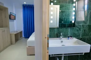 Sea View Hotel - Image 2