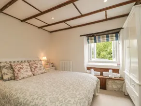 APPLE TREE COTTAGE, pet friendly, with open fire in Shillingstone - Image 4