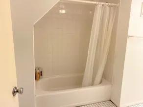 Walk to Wrigley/ Boystown -Chicago 3BR/2Ba Duplex-paid parking available! - Image 3