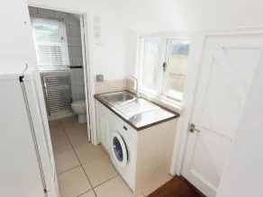 3 bedroom accommodation in Buckley St - Image 4