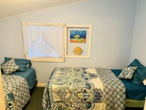 Relaxing Ocean Block Retreat - Unbeatable Location, Free Parking, Outdoor Shower - Image 3