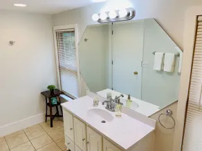 The Heartwood House<3 : Dwntwn Three Oaks, 2BR/2BA - Image 4